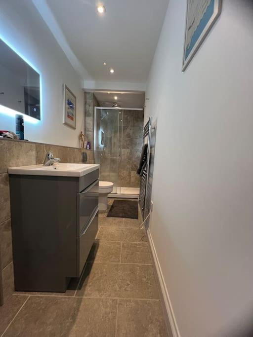 Self-Contained Ensuite Double Or Twin Bedroom In Pentir بانغور المظهر الخارجي الصورة